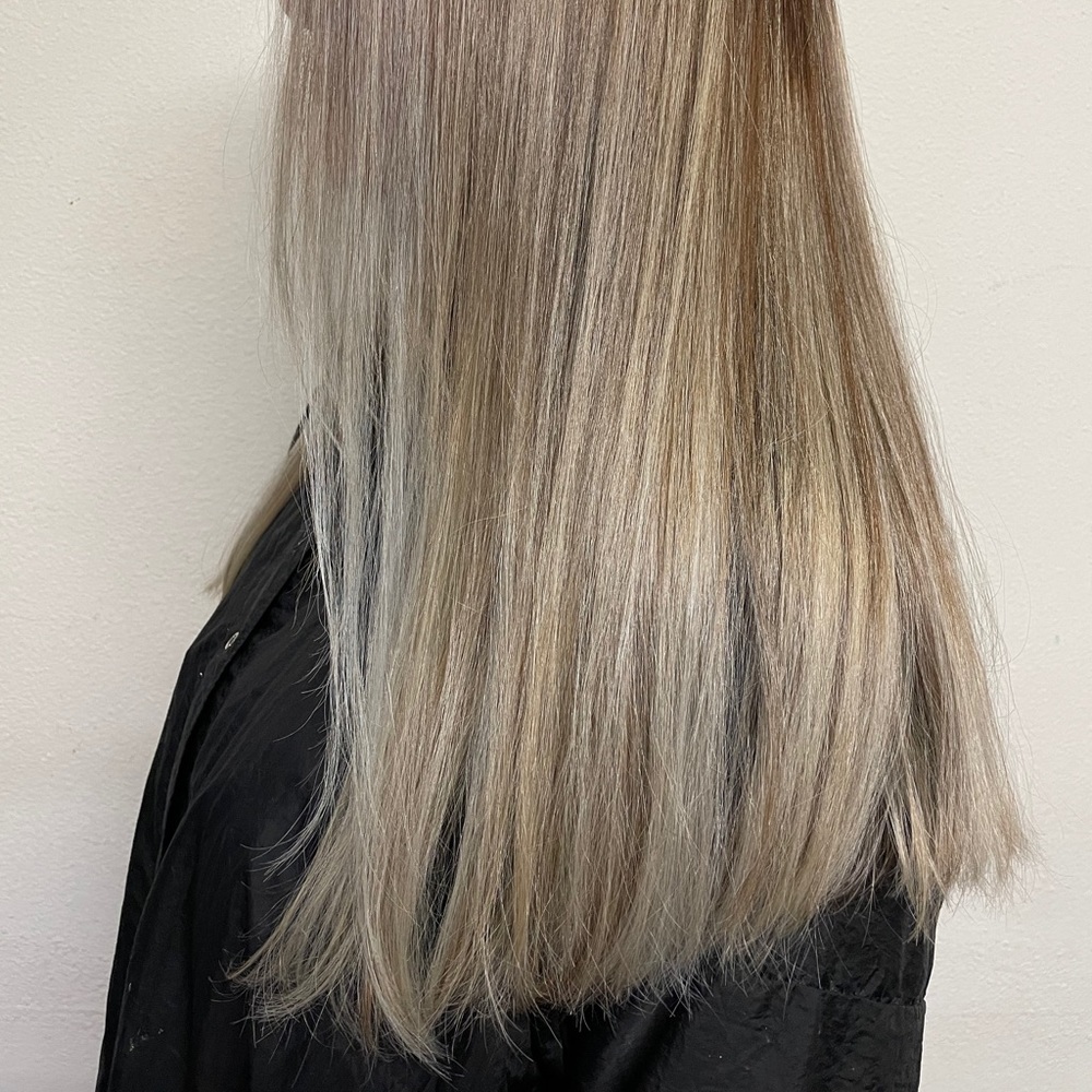 Except hair stylist offering blond balayage